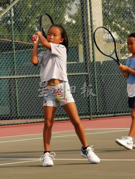 柔：【特稿】：双胞胎姐妹花夺全国女子网球双打冠军，盼未来在国际赛事为国争光