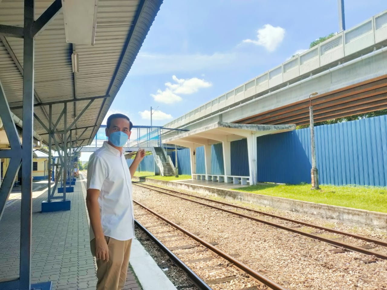 柔：列车开上高架铁轨  居銮火车闸门 关闭