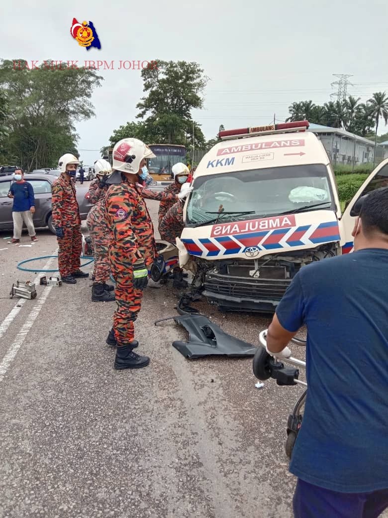 柔：新闻：救护车与2汽车发生车祸，5人涉祸4人受伤