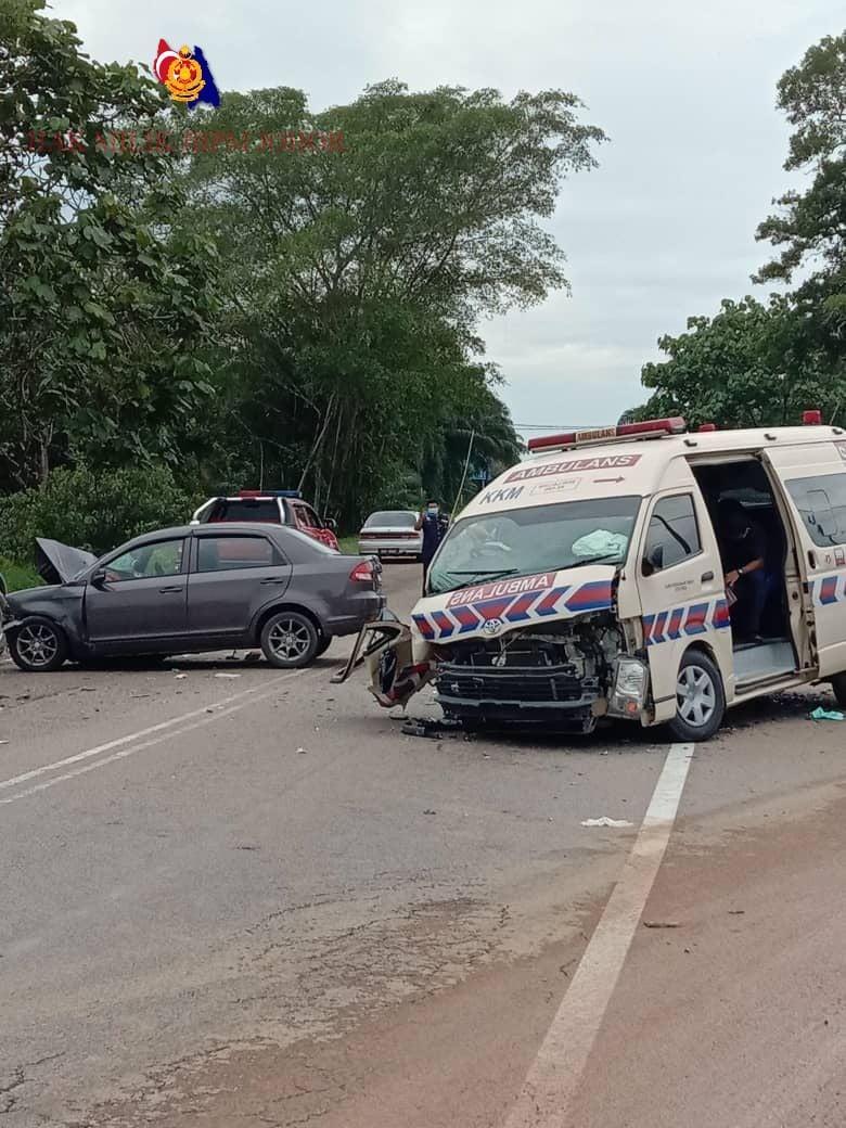 柔：新闻：救护车与2汽车发生车祸，5人涉祸4人受伤
