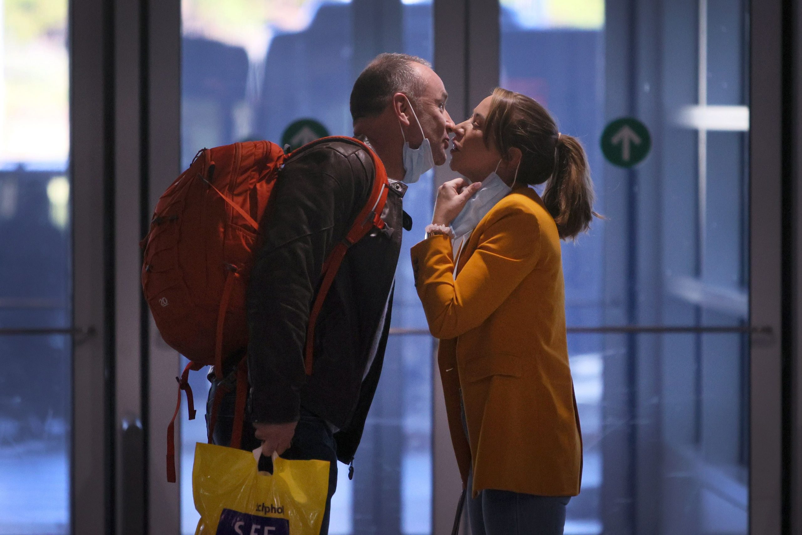 欧洲旅客时隔20月入境美国　亲人接机激动相拥　