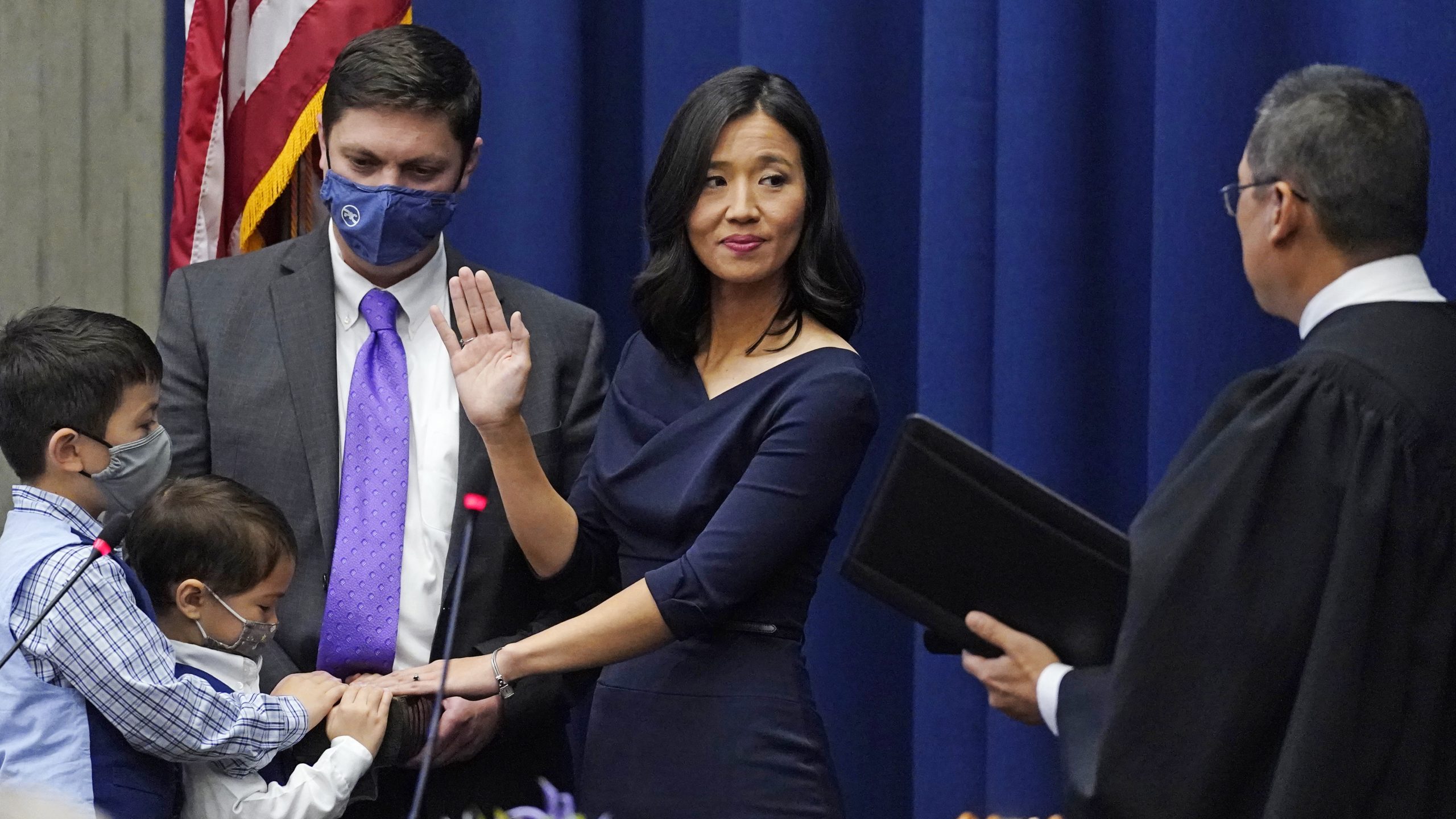 波士顿迎来史上首位亚裔女市长 吴弭宣誓就职