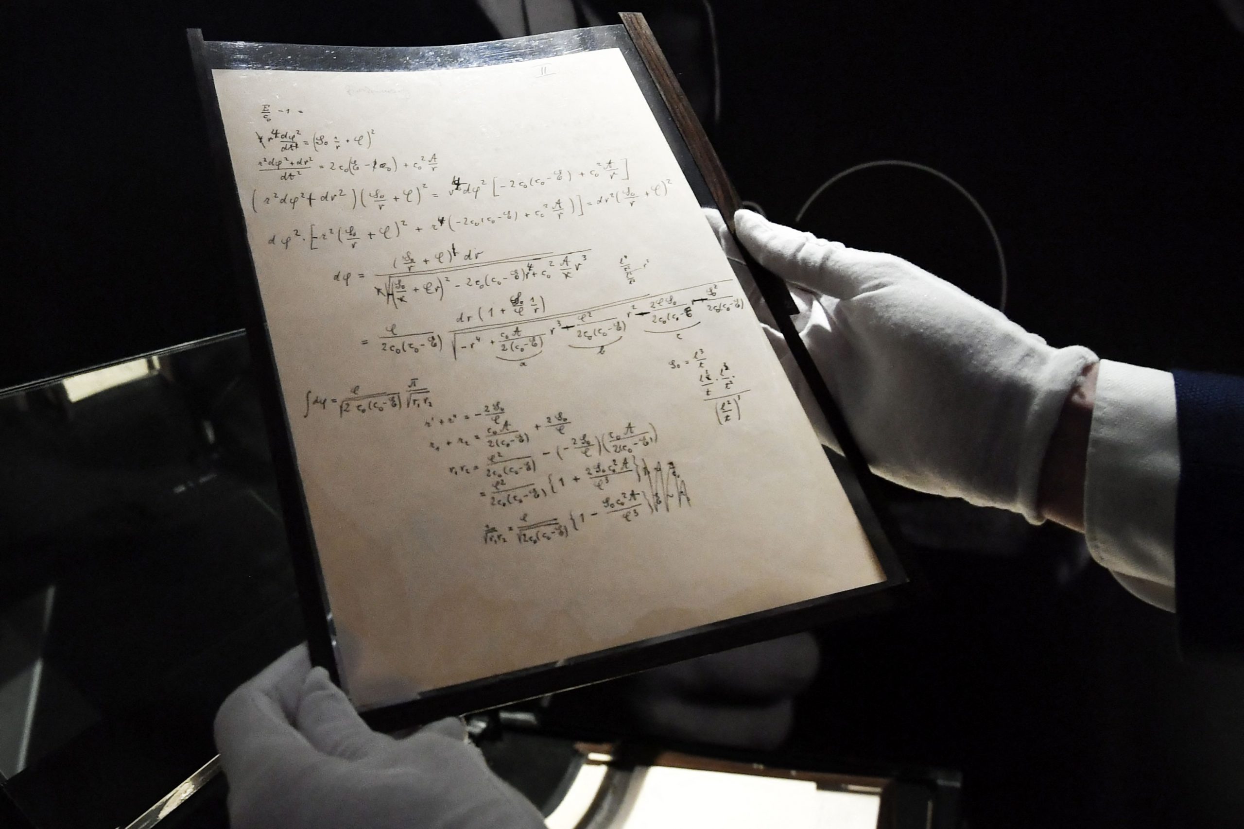 爱因斯坦含相对论内容手稿拍出逾1300万欧元