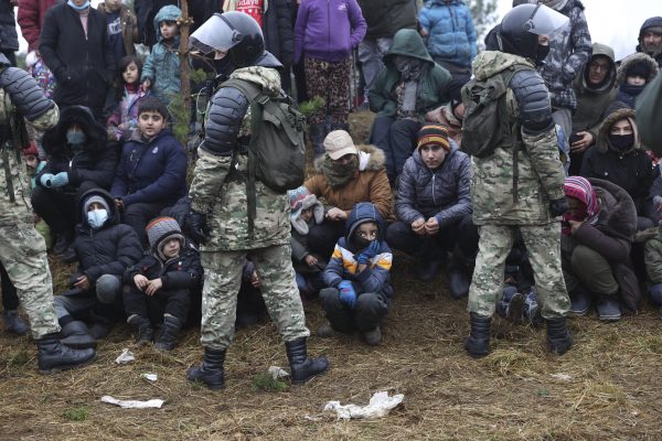 用脚踢，放狗咬！立陶宛军队暴力驱逐边境难民