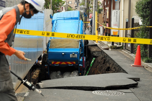 直世界／日本东京闹区道路现10公尺天坑 垃圾车陷入受困