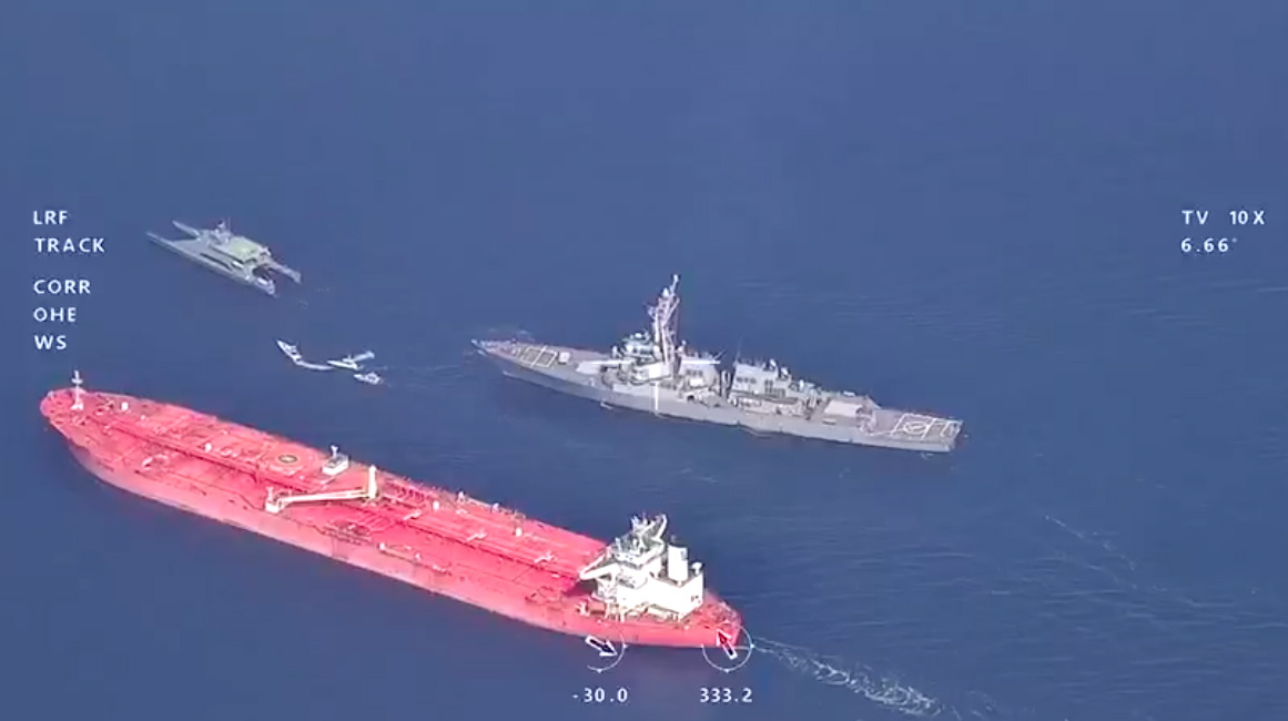 看世界两图)伊朗与美国军舰在阿曼湾对峙　美伊说法爆罗生门