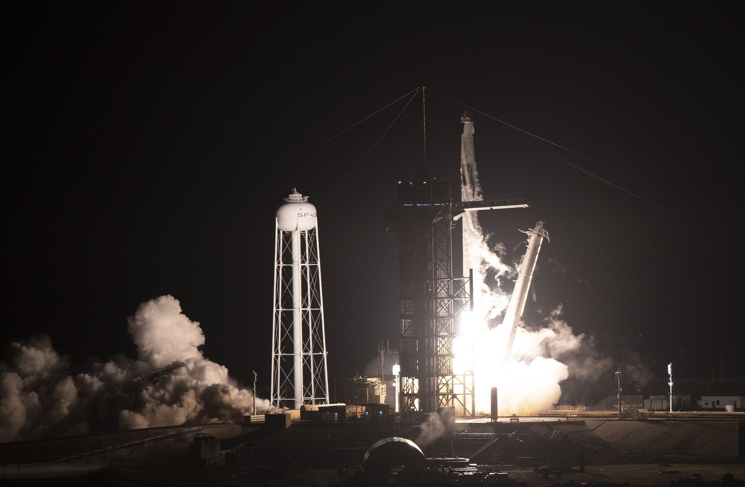 看世界两图)SpaceX火箭将四名太空人送往国际太空站