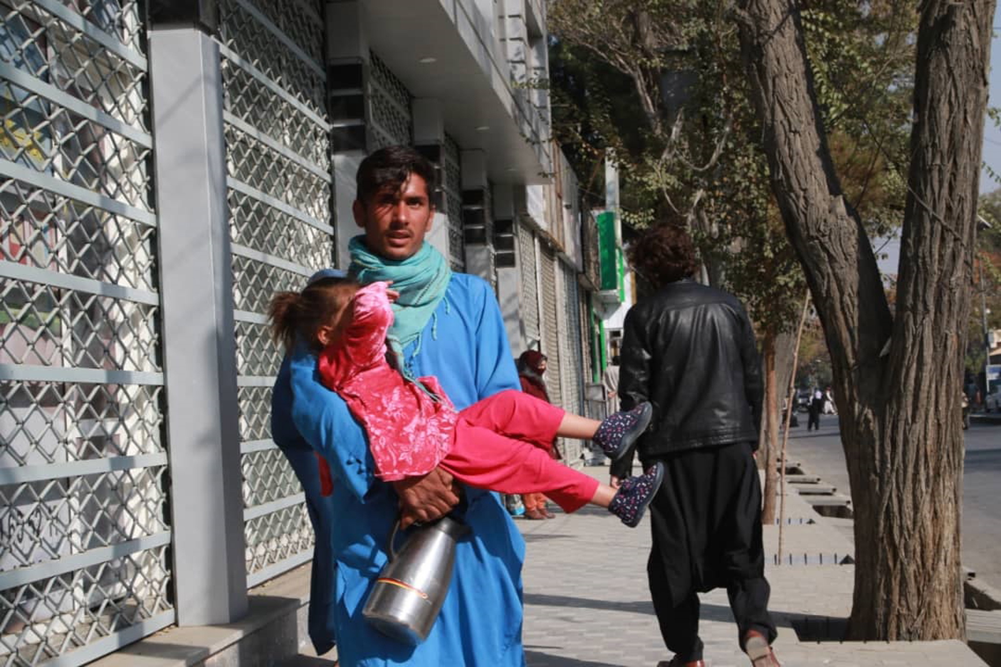 看世界/爆炸加枪击 喀布尔军事医院遇袭至少19死50伤