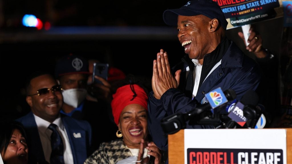 纽约市长选举  非裔退休警亚当斯料当选