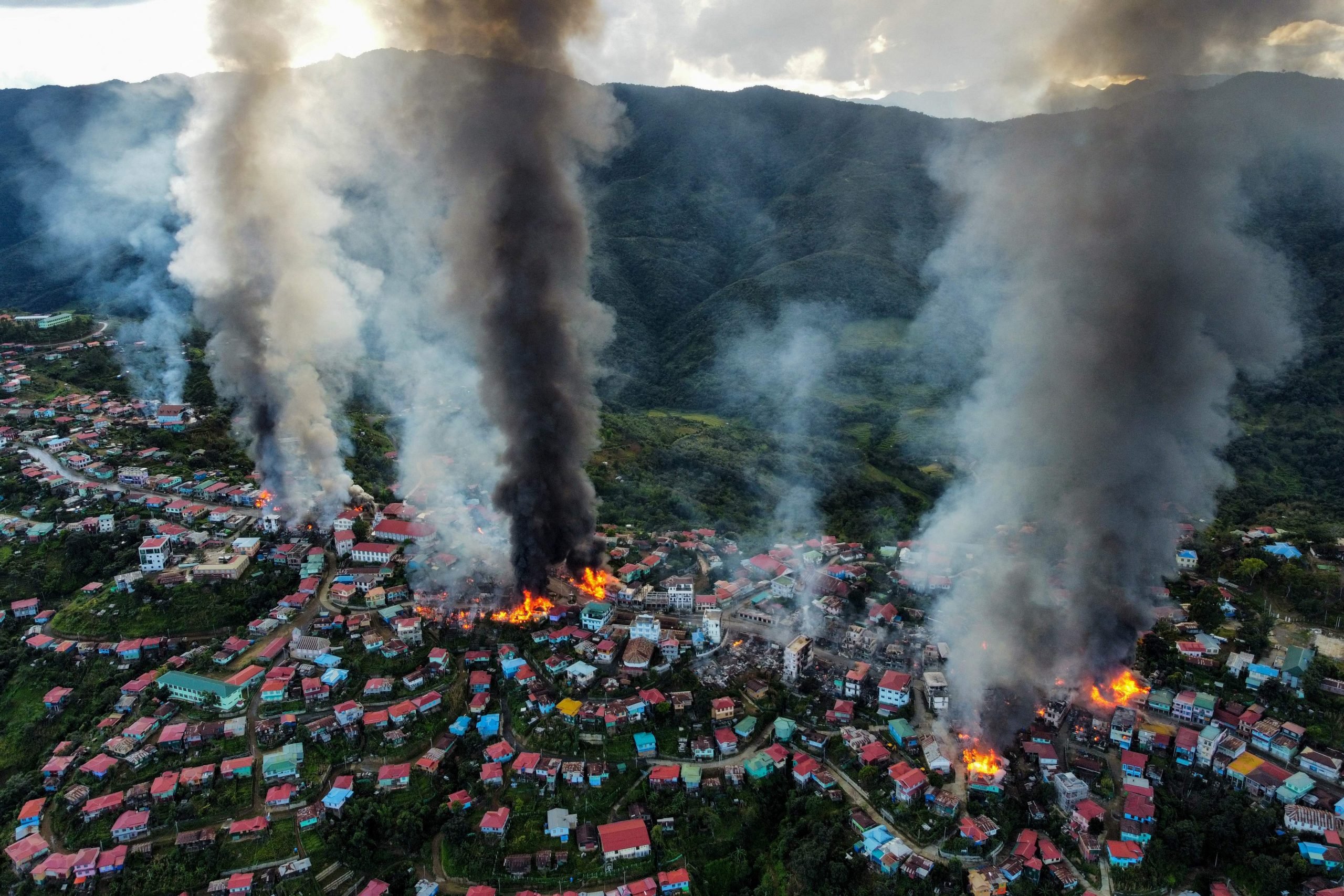 看世界)缅甸军方民兵冲突　钦邦逾160建筑物焚毁