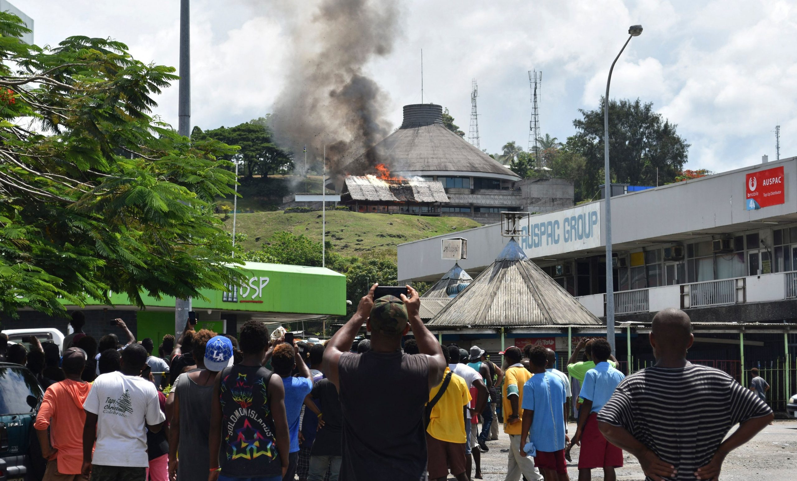 看世界，此上图)所罗门群岛爆发示威唐人街建筑物遭纵火