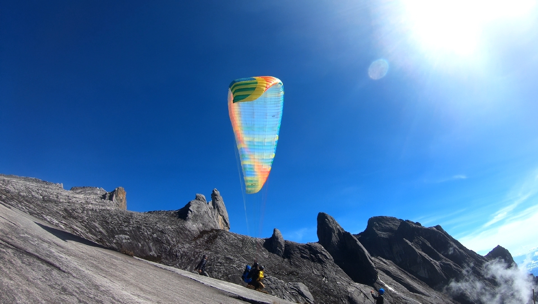 神山玩滑翔伞摔伤 2登山客获救