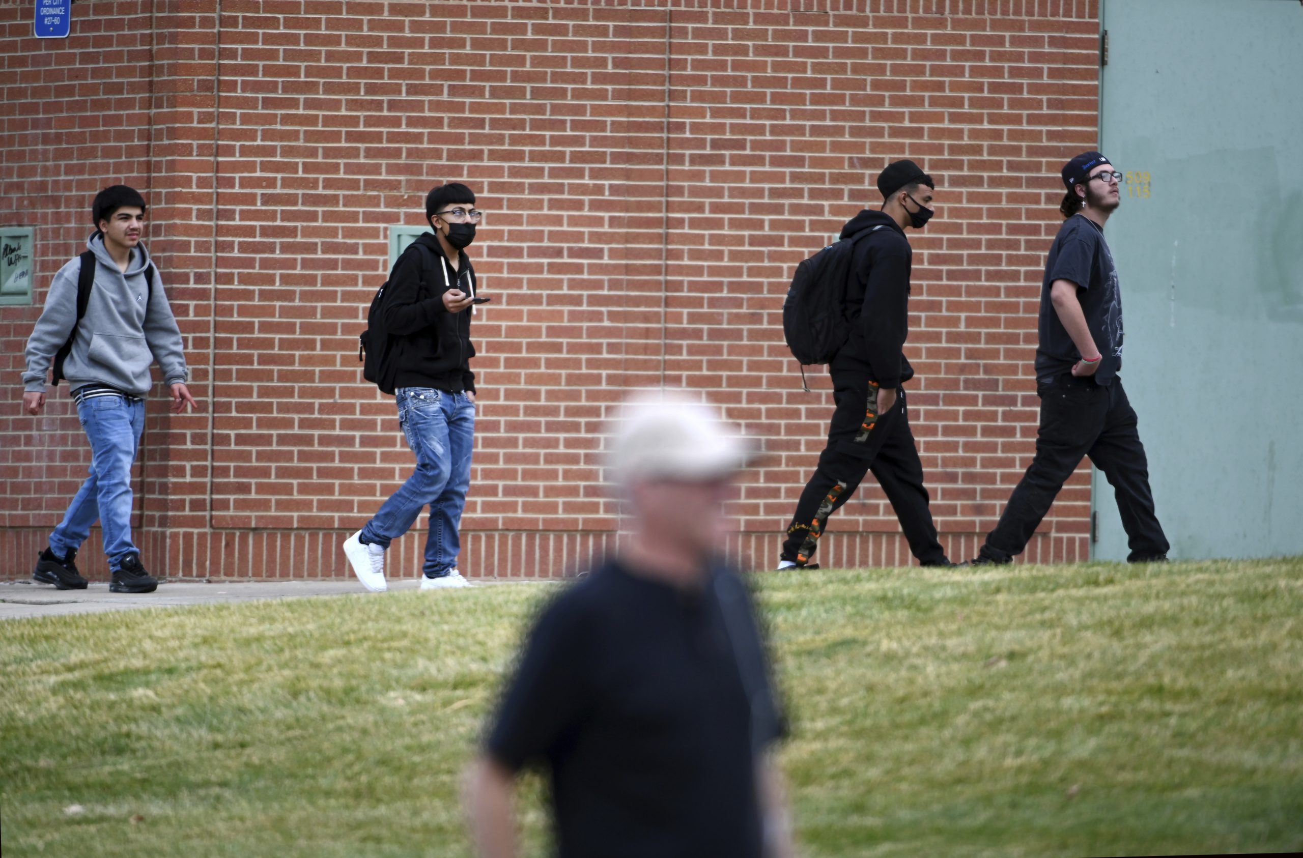 美国科罗拉多一所高中附近枪案致6高中生送院 枪手在逃