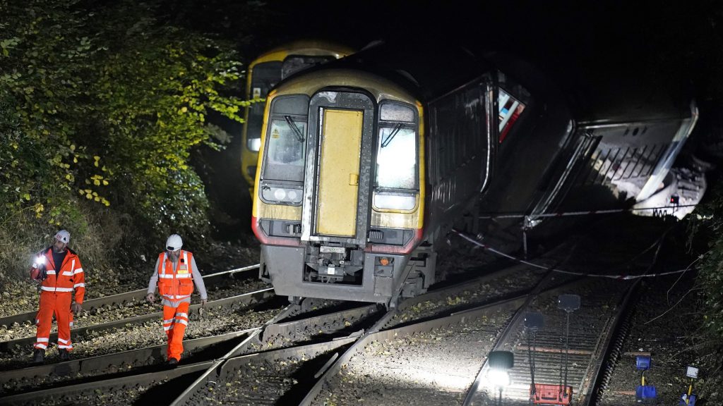 英国2列火车隧道内相撞  17人受伤