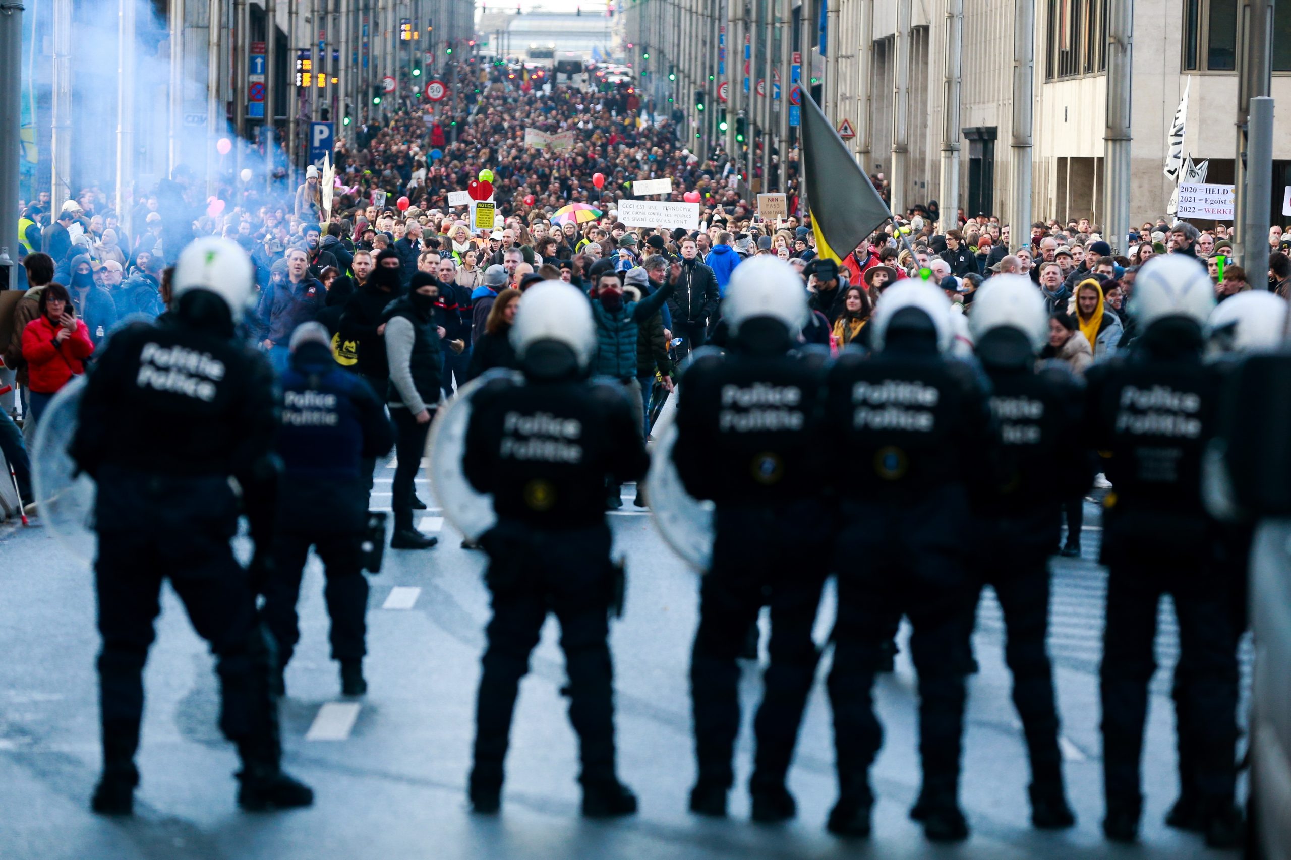 荷比反防疫示威演变成暴力 奥地利启动第四次全国封锁