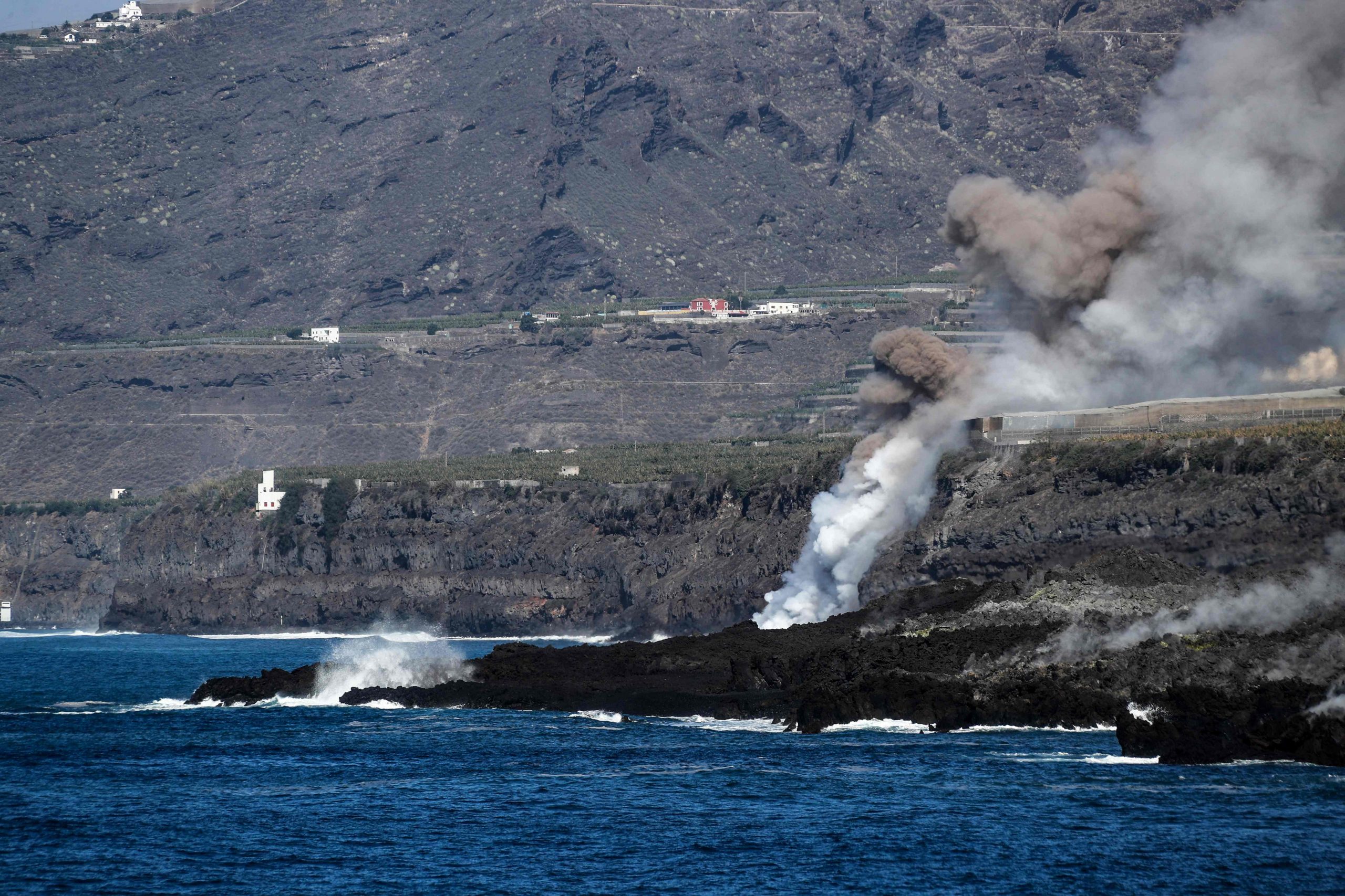 西班牙／加纳利火山熔岩流抵大海 当局下禁足令防毒气伤人 