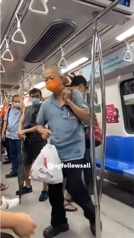 视频 | 不满老翁手机声量太大·2男子地铁大打出手！