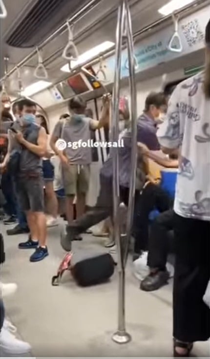 视频 | 不满老翁手机声量太大·2男子地铁大打出手！