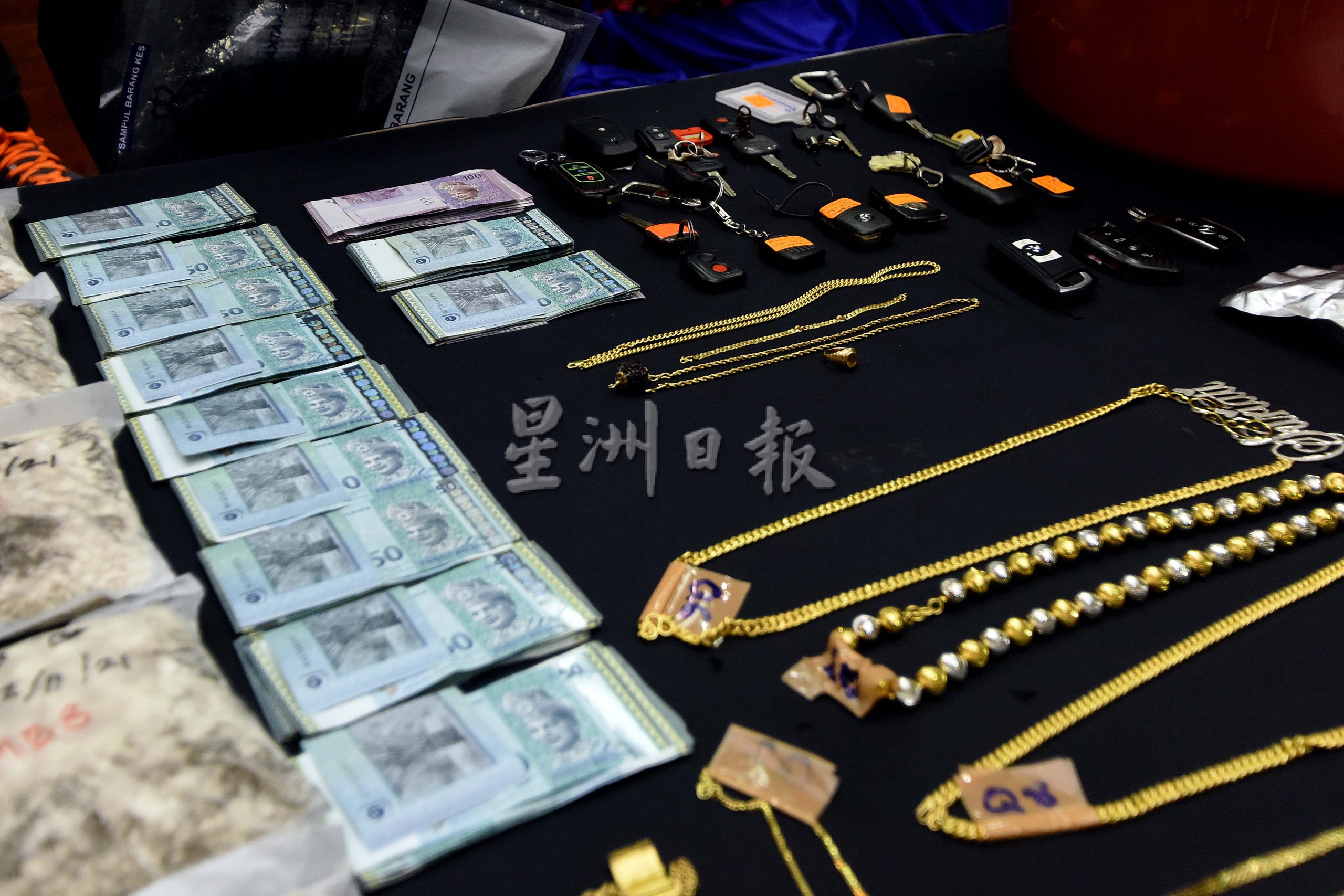 贩毒集团在店屋炼毒.警方起809万令吉毒品10本地男被捕