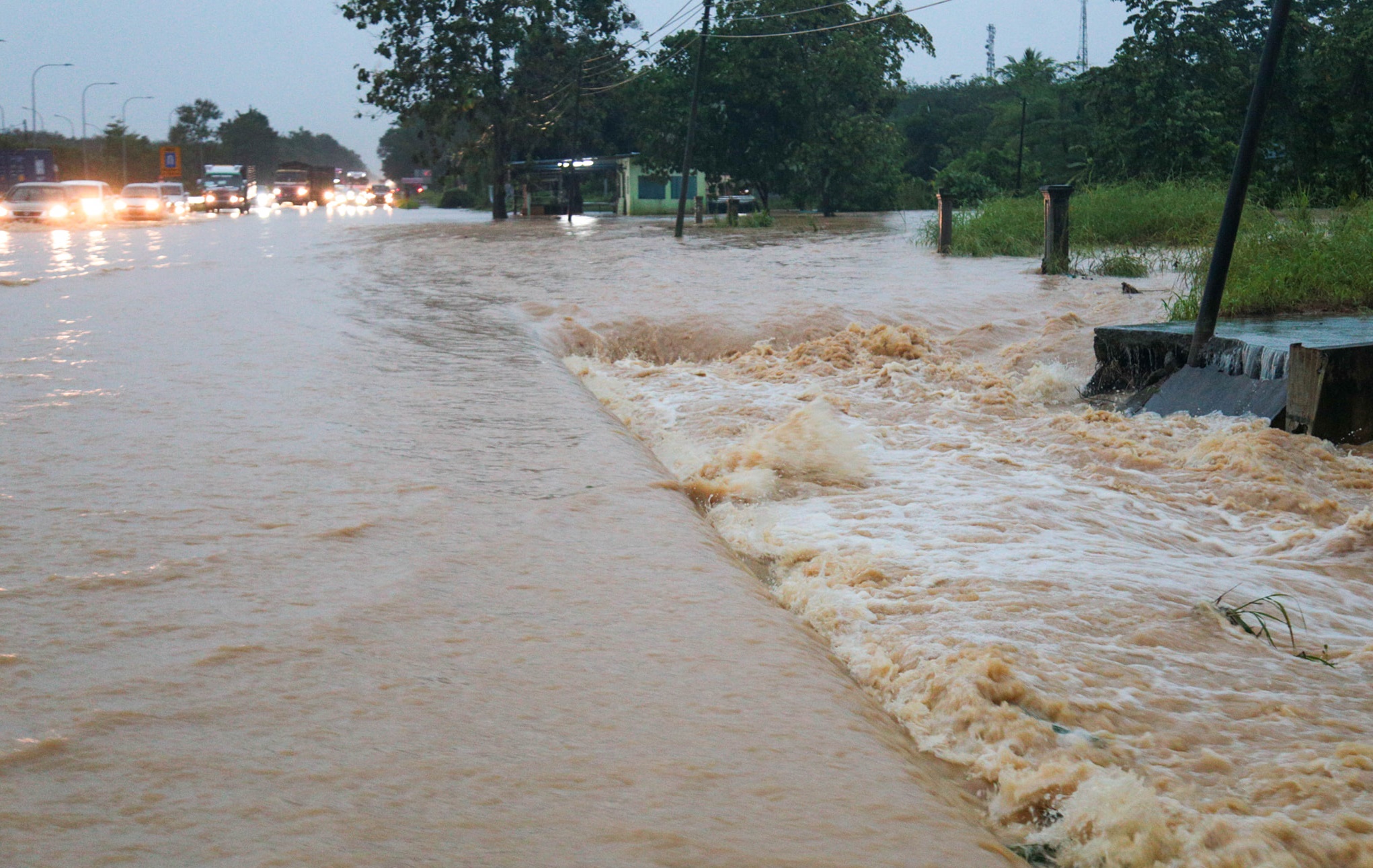 那坡—樟仑大道路段 缺防洪渠道淹水挡道