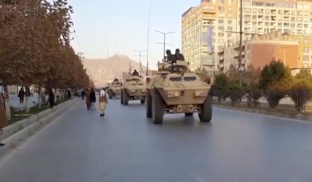 阿富汗／塔利班喀布尔阅兵秀肌肉 展示缴获自美军装甲车 