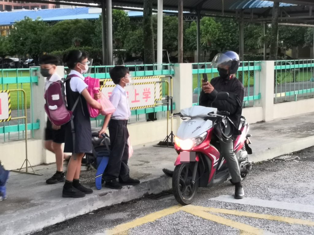 霹学校复课 三德中学 育才小学车流量增