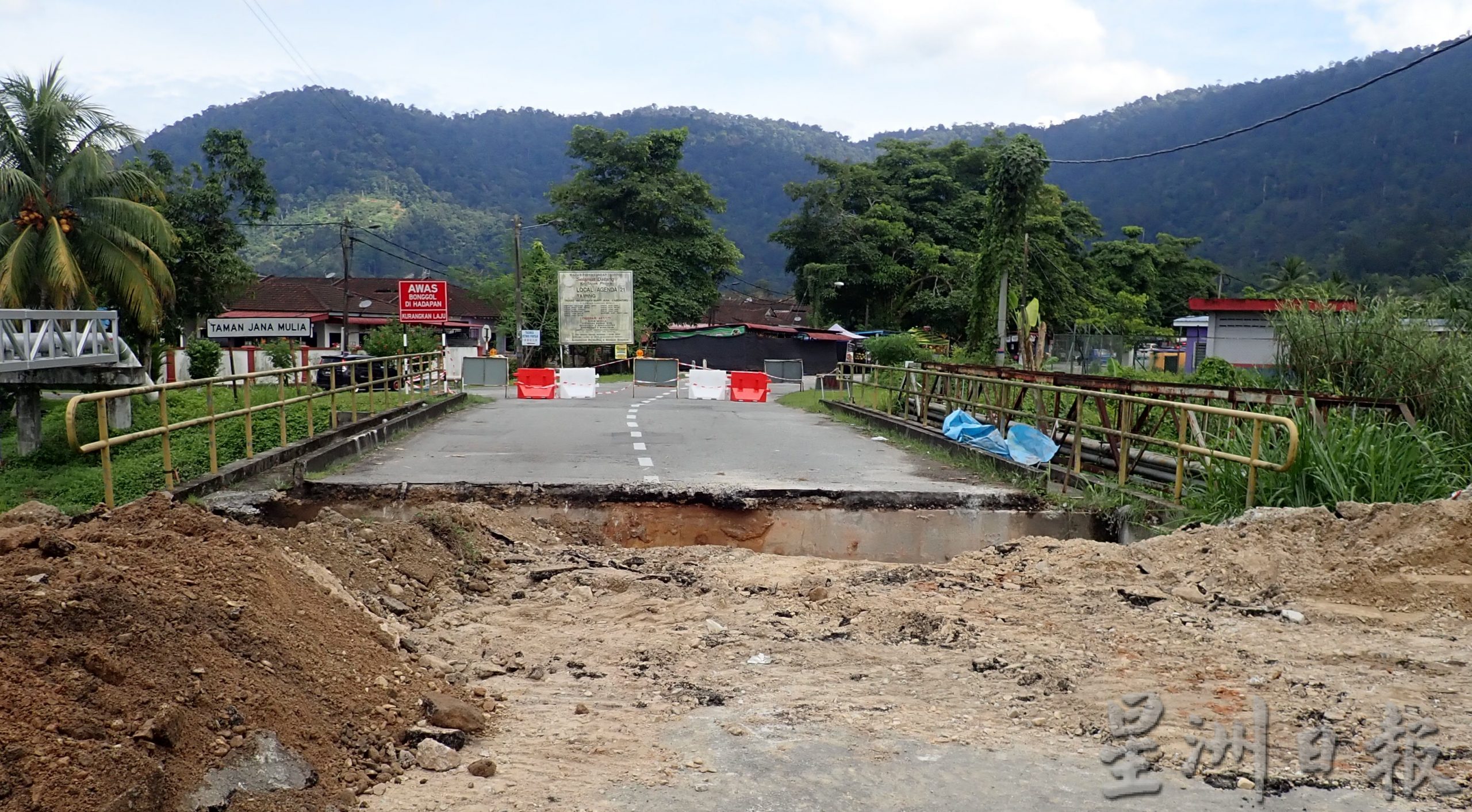 霹／抢修桥樑破洞 查纳花园道路暂关14天