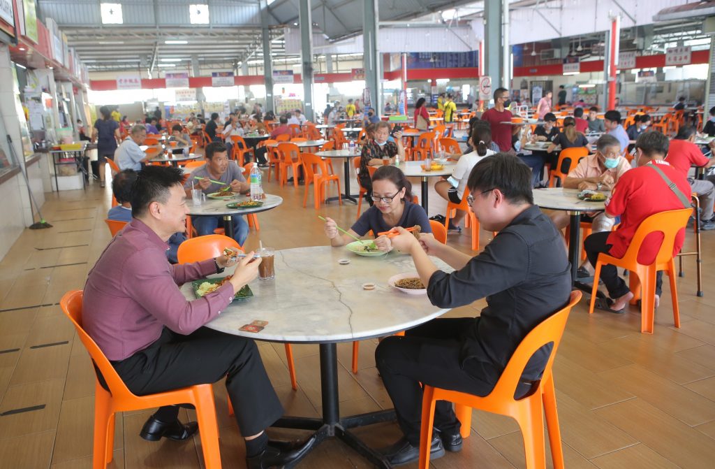 霹：封面主文／霹晋复苏四多回公司上班 午市堂食人潮增