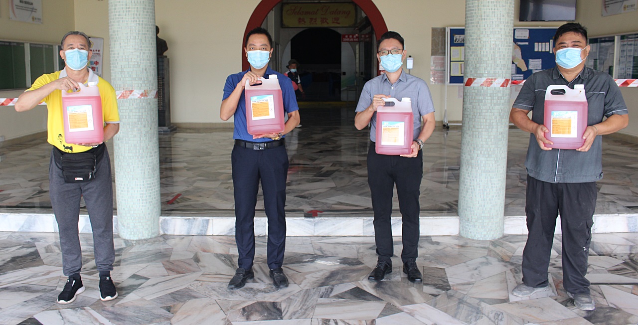 霹：校友捐赠消毒喷雾药水 助母校防控疫情