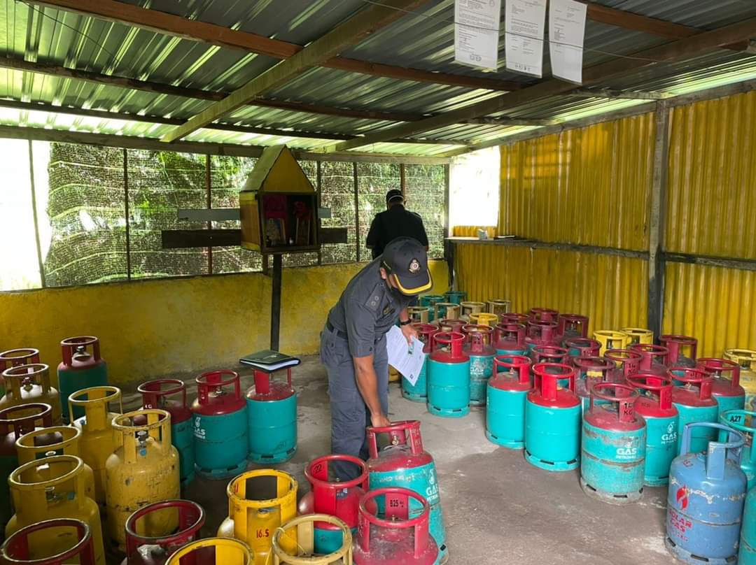 霹：霹雳州贸消局充公非法煤气桶