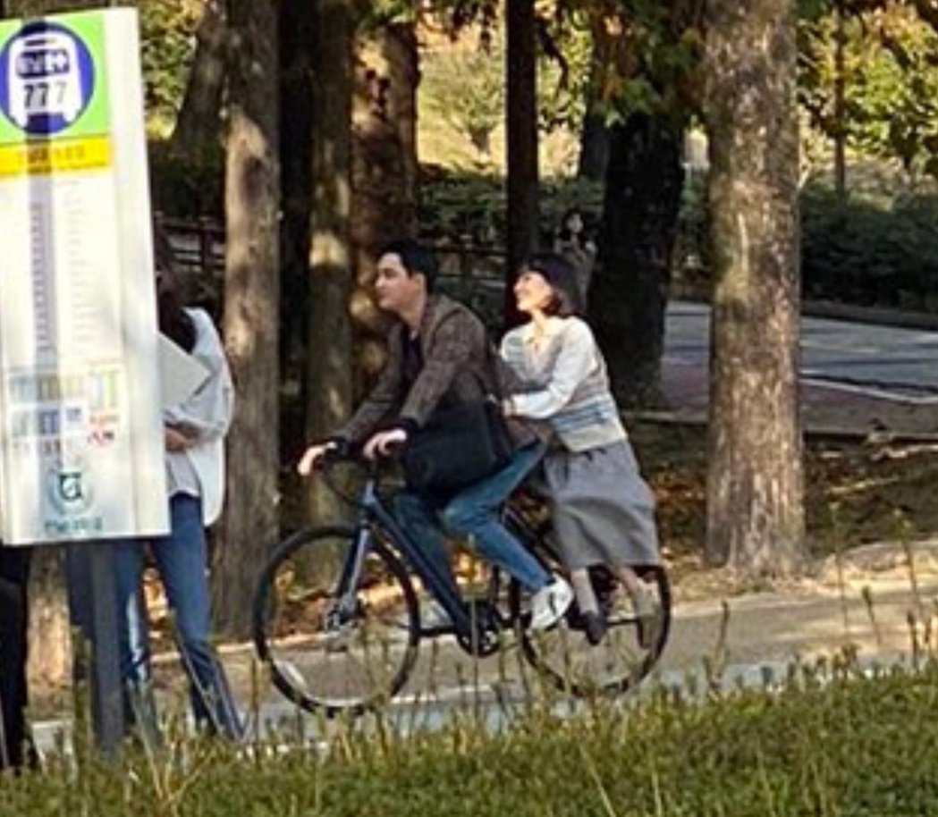 韓版《不能說的秘密》遭路透  D.O.@EXO重現騎腳車經典畫面