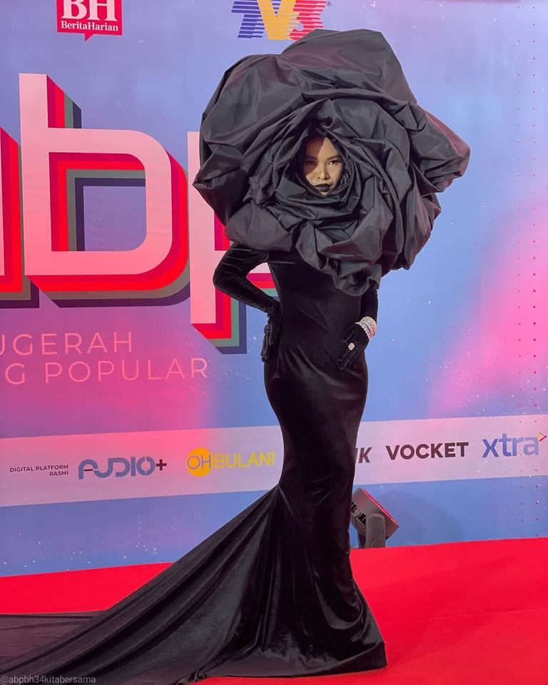 马来女星红毯造型掀热议  网赞​“人身距离最佳示范”