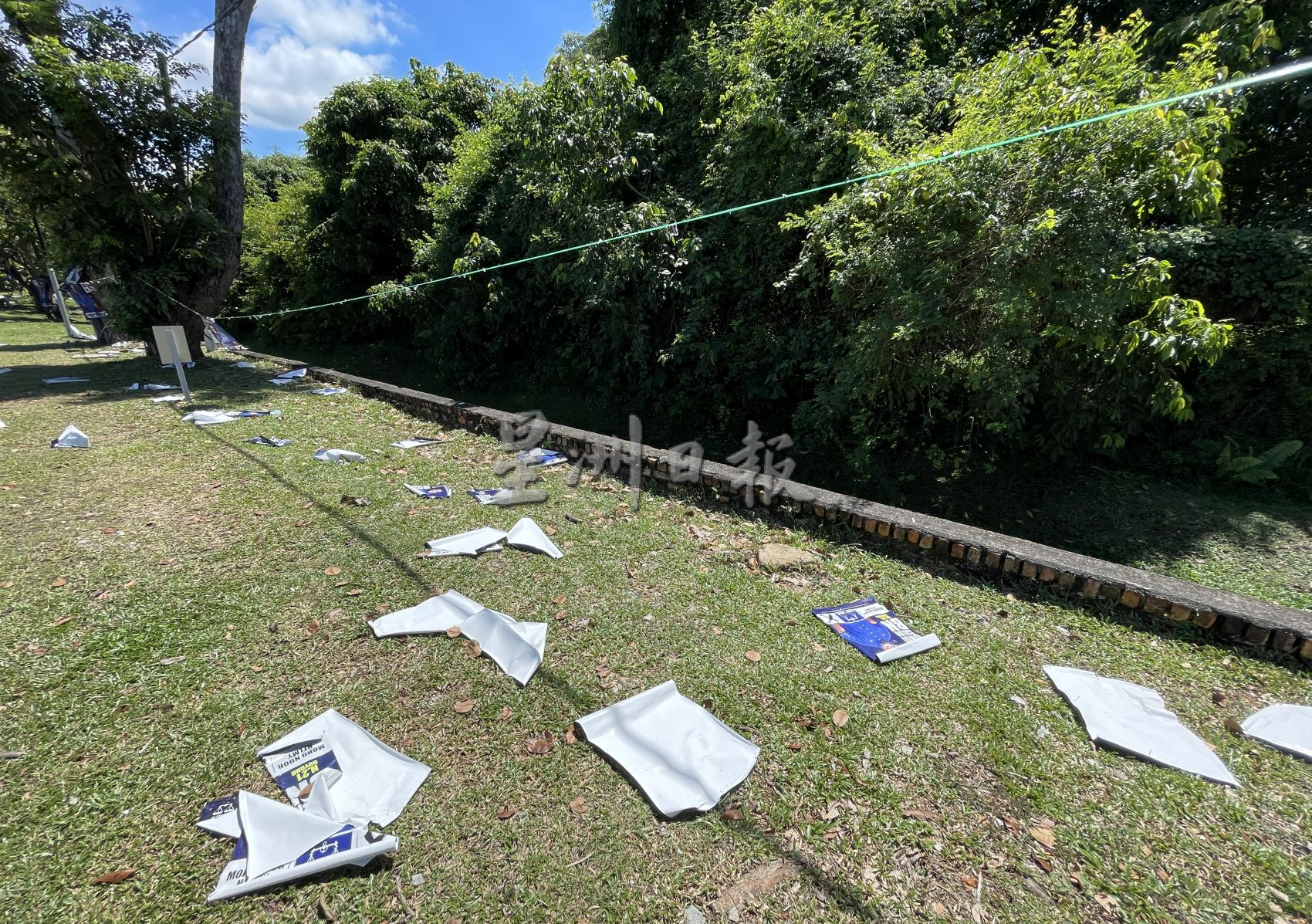 （古城封面副文）竞选结束了，旗帜布条看板依旧满街飘扬