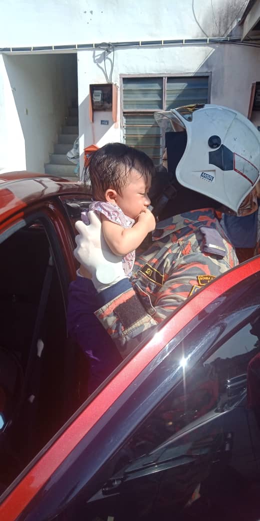 （古城版）10个月女婴遭反锁车内
