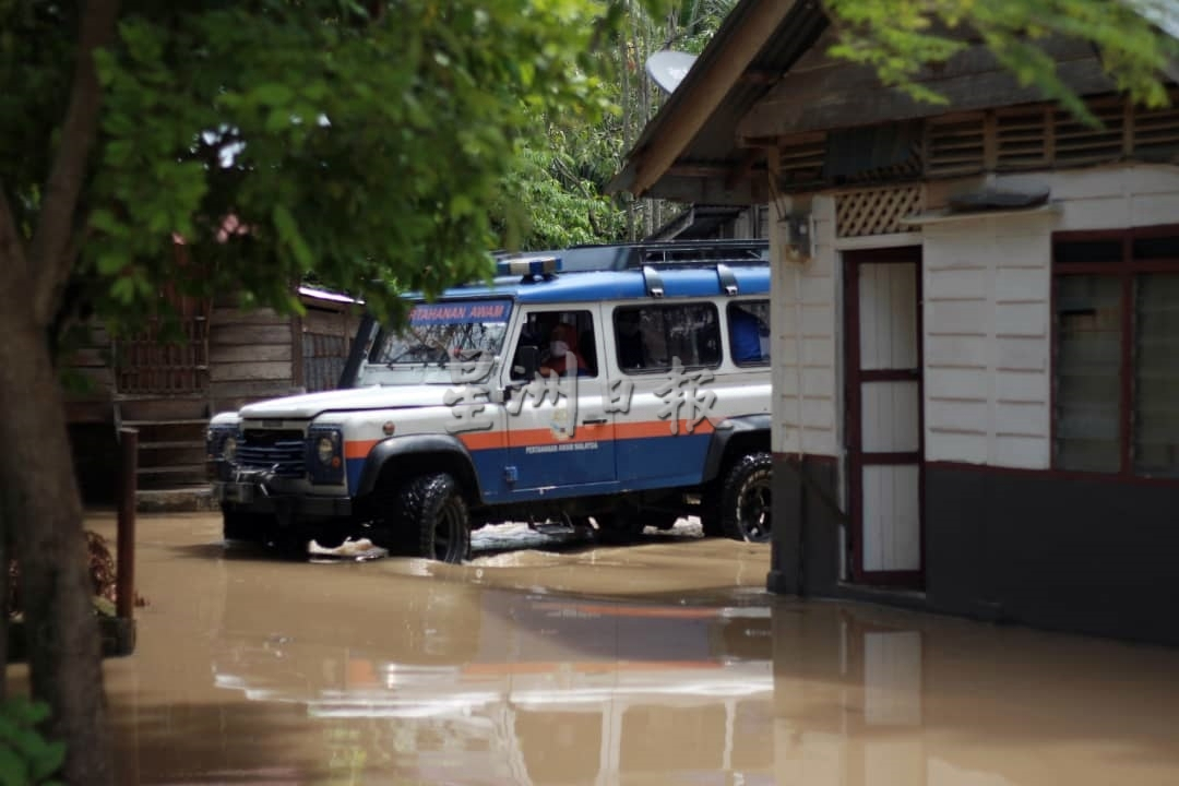 （大北马）大涨潮加上豪雨，亚娄低洼地区水患，淡汶都浪运河水溢出淹马路