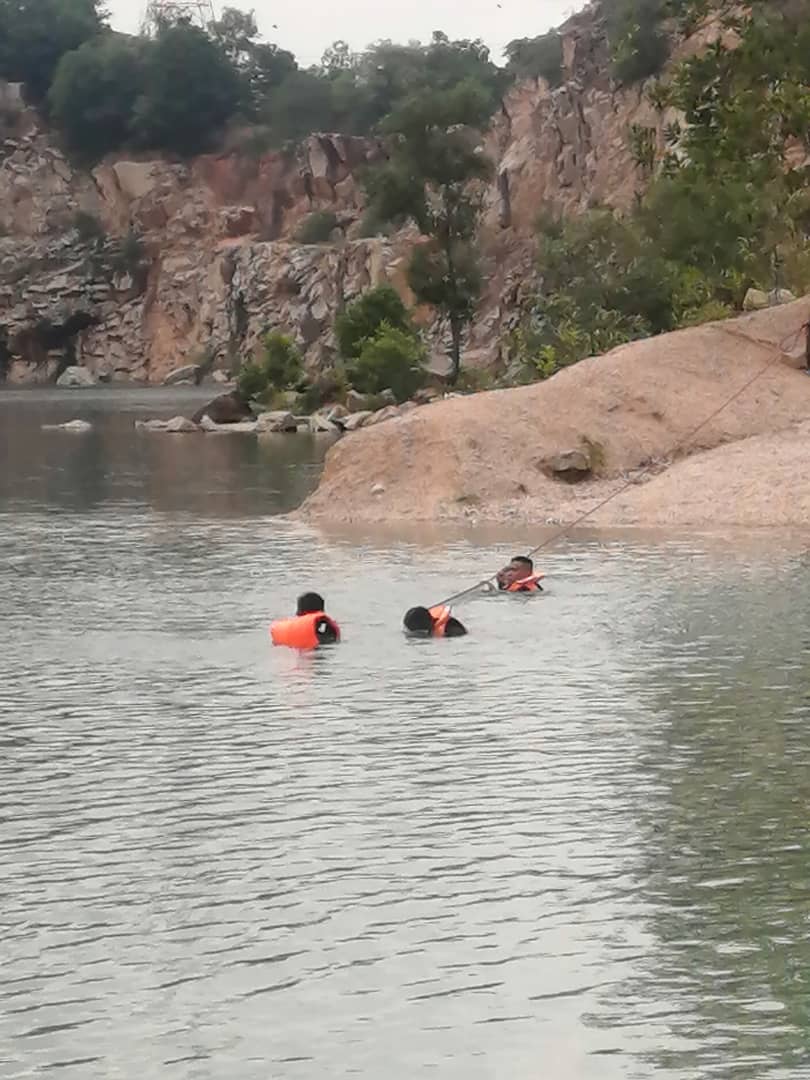 （已签发）柔：登山客失足坠湖，消拯员30公尺外寻获遗体