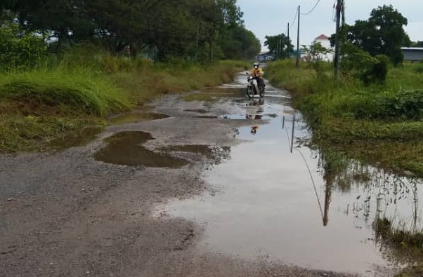 道路破损水沟淤塞 日得拉居民要求修复基建
