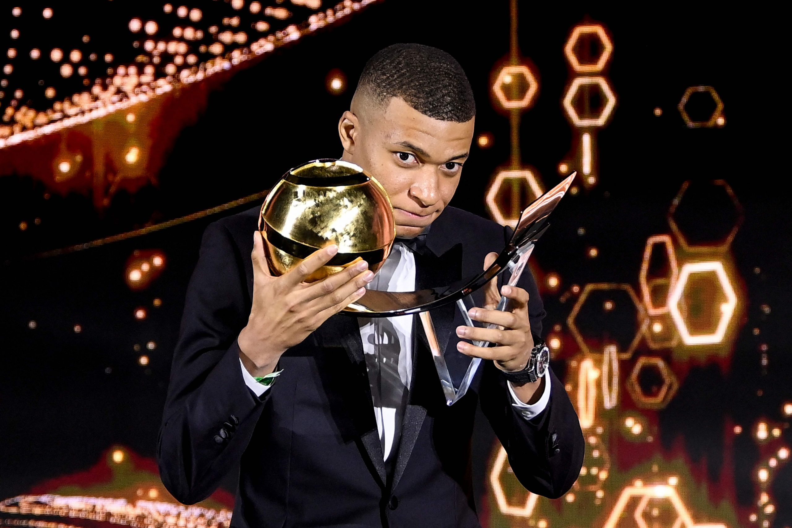 2021年迪拜环球足球奖  （姆巴佩）首膺最佳男球员