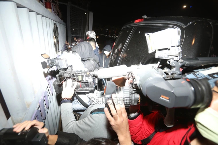​机场与媒体爆发冲突  王力宏保姆车冲撞记者