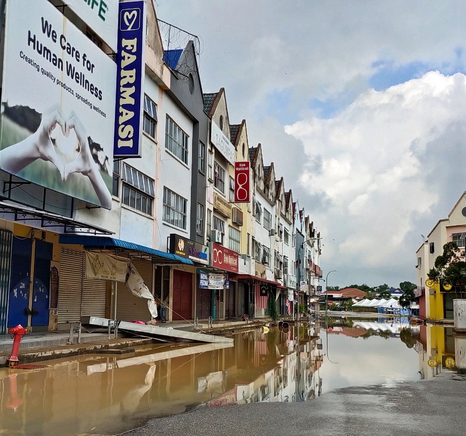东：一夜醒来，文德甲和淡马鲁市的洪水，周四再退了至少五、六尺。