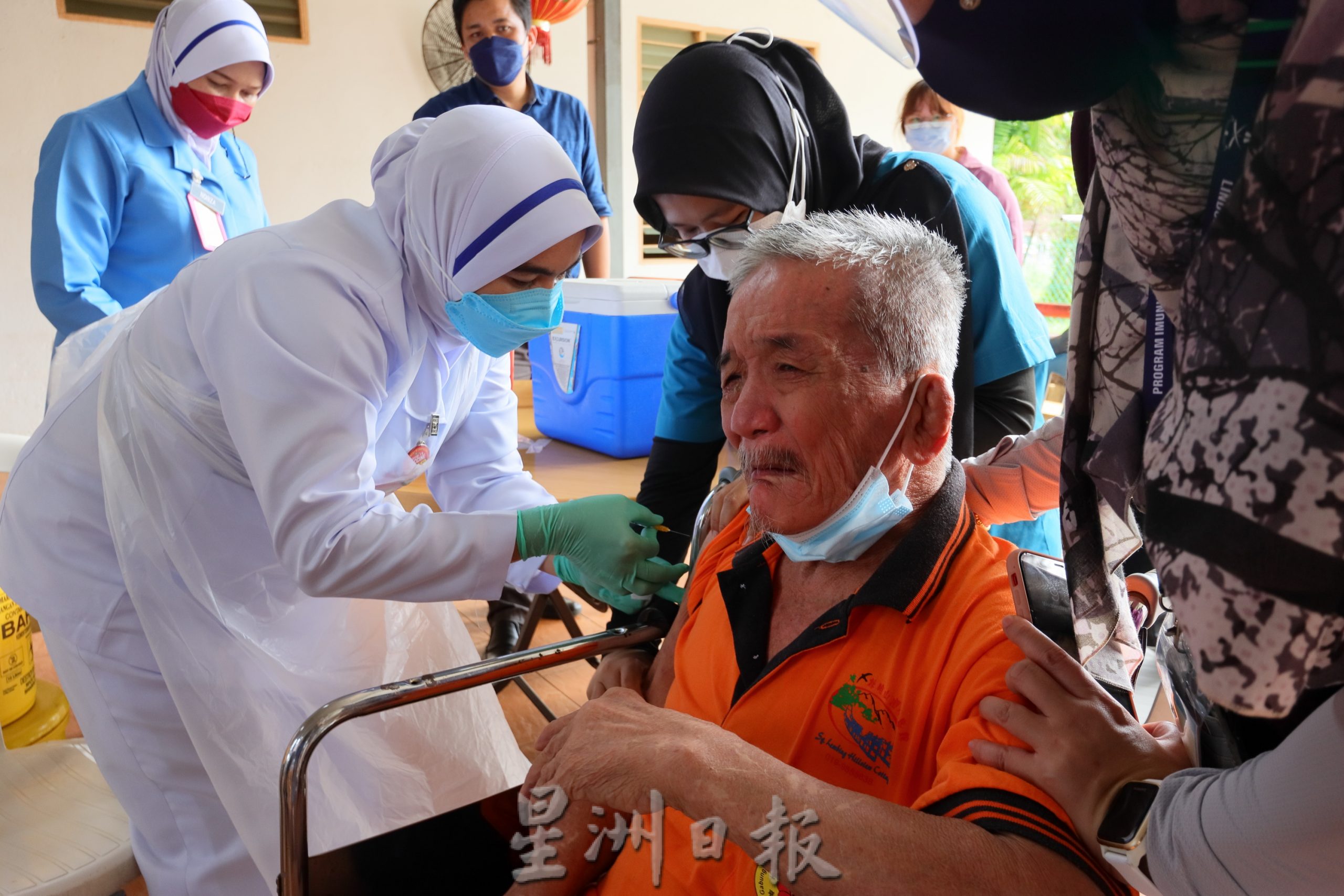 东：关丹华团安老院22名老人完成接种加强针。