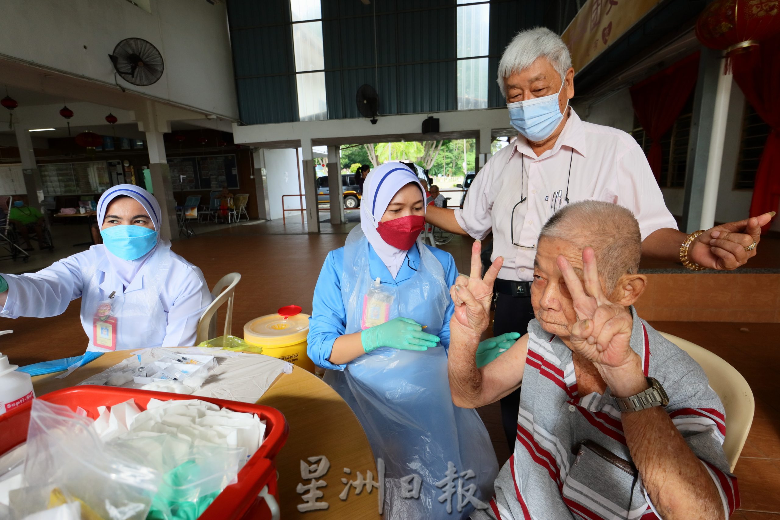 东：关丹华团安老院22名老人完成接种加强针。