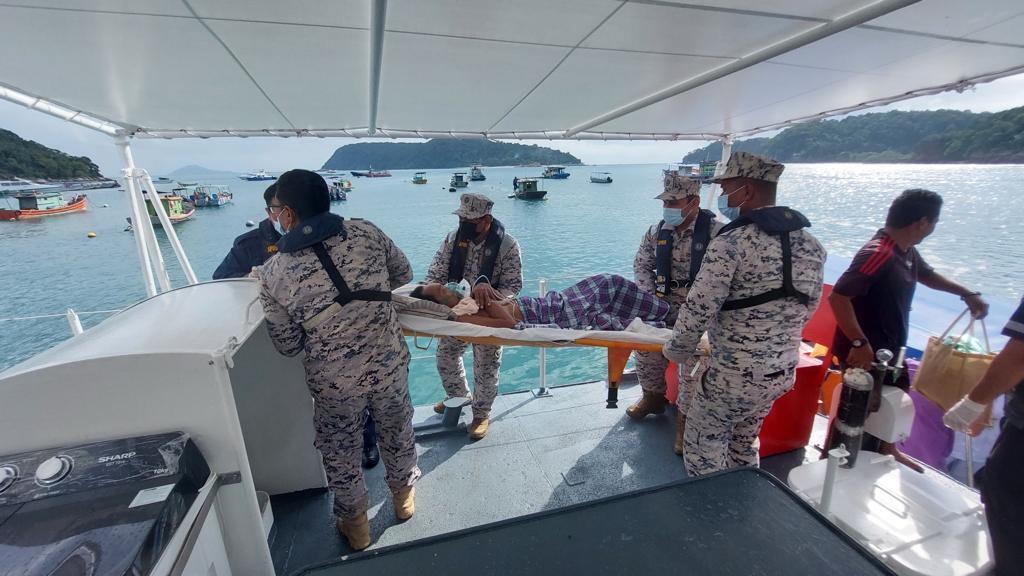 东：登州大马海事执法机构执行医疗后送（MEDEVAC）援助任务，使用巡逻艇载送乐浪岛一名癫痫症患者到瓜登接受治疗。