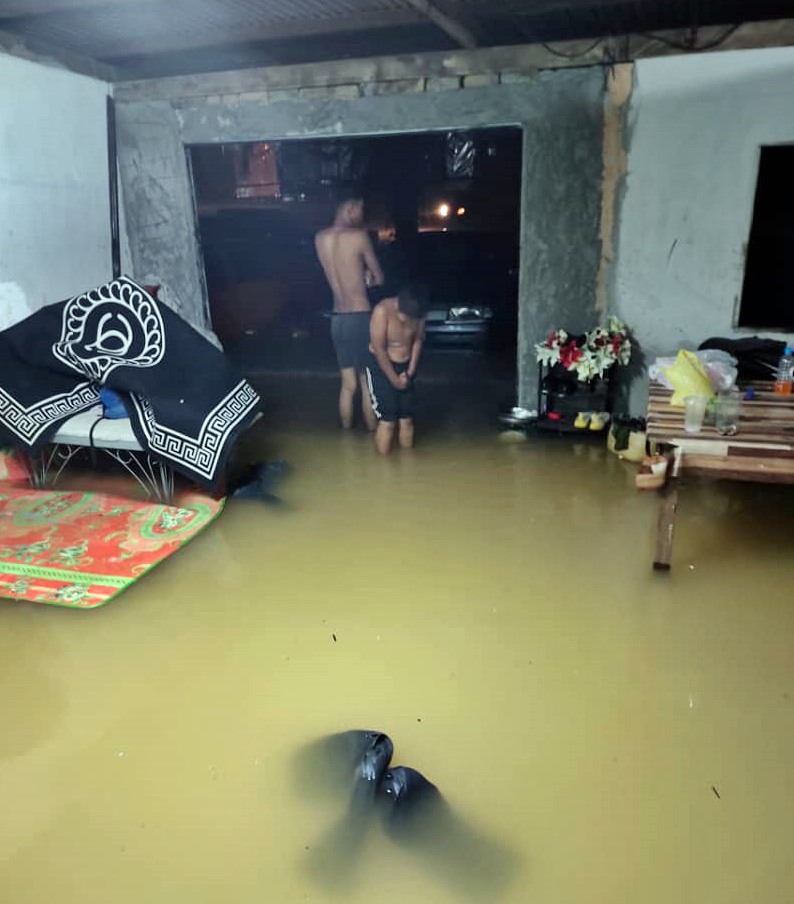 东：连绵豪雨引发水灾，瓜拉尼鲁斯及士兆共开放了3个疏散中心收留受到水灾影响的村民。