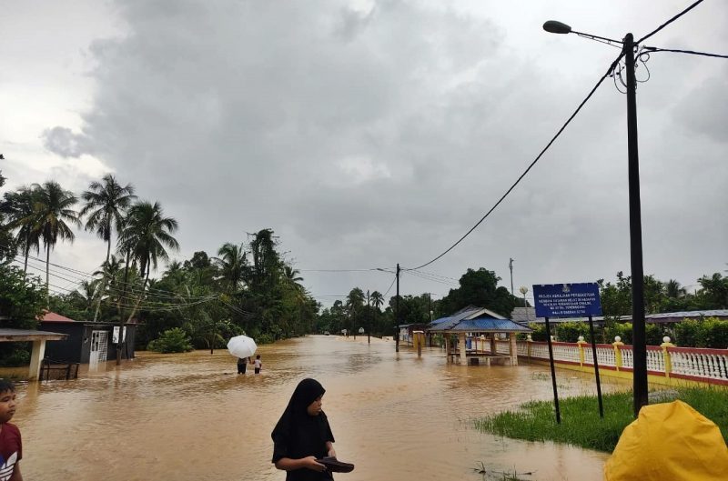 东：连绵豪雨引发水灾，瓜拉尼鲁斯及士兆共开放了3个疏散中心收留受到水灾影响的村民。