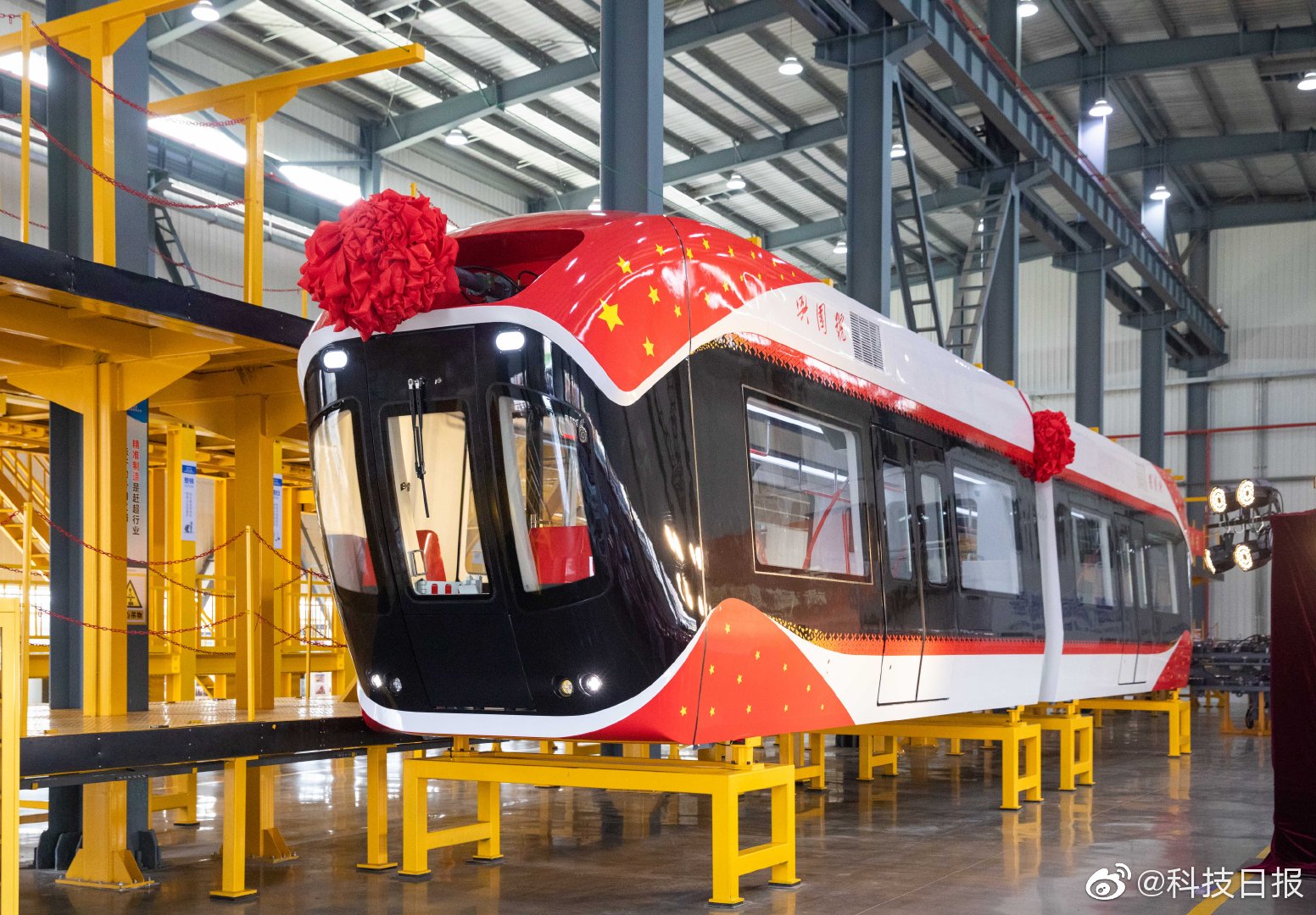 中国首辆磁浮空轨列车在武汉下线