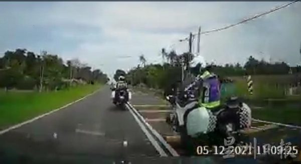 供FB／不是交警，别乱“开路”！再有摩托车队擅开路，引警关注