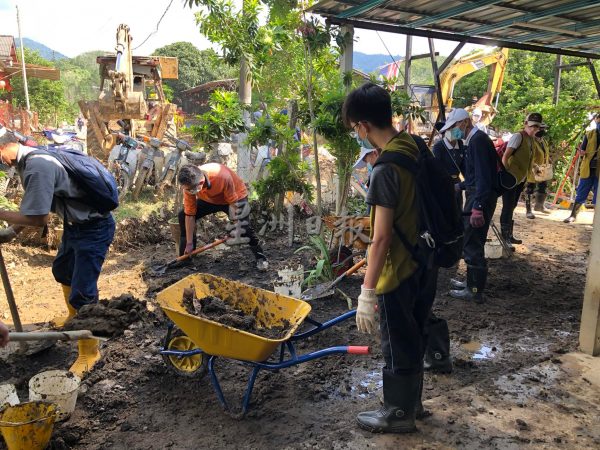 供FB／圣诞节“送礼”，知知港、河沙坝现大批义工助灾民清理家园