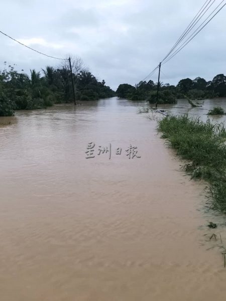 供FB／大雨致河涨，新邦榴梿通往马口道路中断