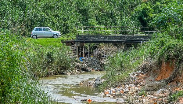 供FB／甘榜卡友牙拉溪流唯一石桥被洪水冲破，居民忧无法外出囤粮防备